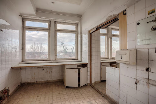 Dirty area in a medical facility – a clear example of hospital negligence.